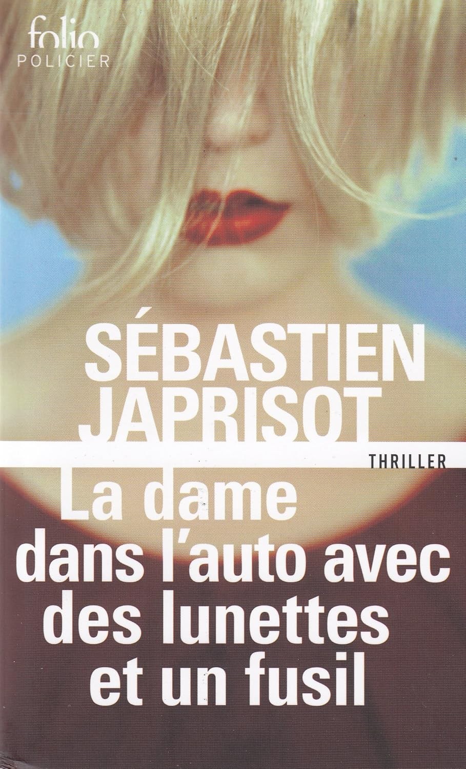 La dame dans l'auto avec des lunettes et un fusil