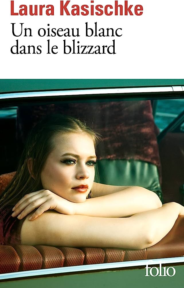 Un oiseau blanc dans le blizzard