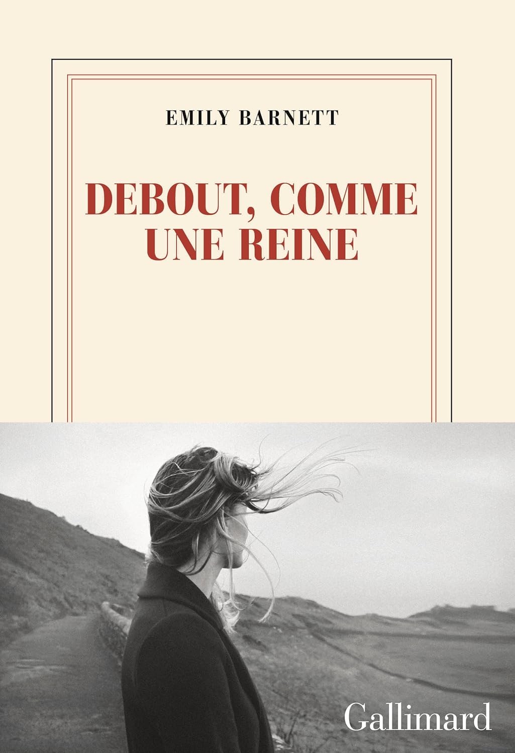 Debout, comme une reine
